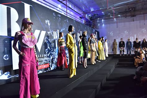  Bangkok Fashion Week: En Extravaganza av Färger och Innovationer i Hjärtat av Sydostasien.